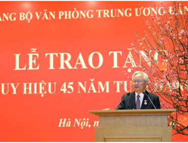 Trao tặng Huy hiệu 45 năm tuổi Đảng cho đồng chí Tạ Ngọc Tấn, nguyên Ủy viên Trung ương Đảng, nguyên Giám đốc Học viện Chính trị quốc gia Hồ Chí Minh