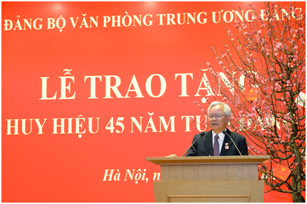 Trao tặng Huy hiệu 45 năm tuổi Đảng cho đồng chí Tạ Ngọc Tấn, nguyên Ủy viên Trung ương Đảng, nguyên Giám đốc Học viện Chính trị quốc gia Hồ Chí Minh