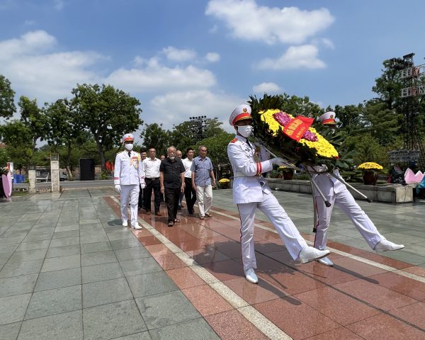 Đại diện Hội đồng Họ Tạ Việt Nam dâng hương Đài Tưởng niệm Liệt sỹ Quốc gia