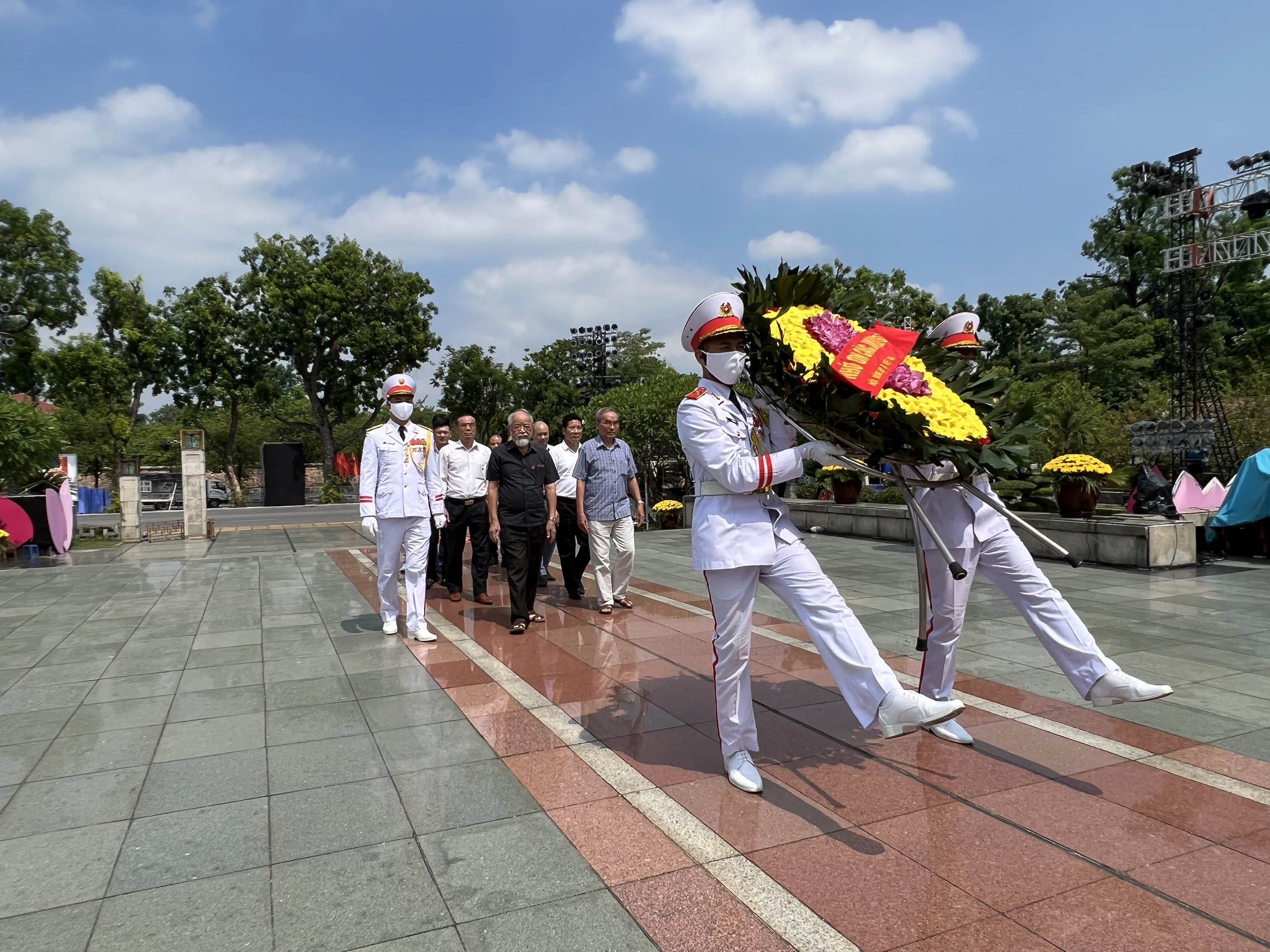 Đại diện Hội đồng Họ Tạ Việt Nam dâng hương Đài Tưởng niệm Liệt sỹ Quốc gia
