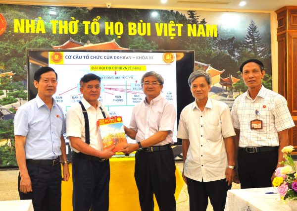 Dâng hương tại Nhà thờ Họ Bùi Việt Nam