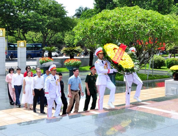 Dâng hương tại Đài Tưởng niệm các Anh hùng Liệt Sĩ Quốc Gia