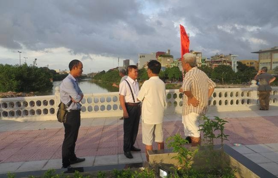 Ông Tạ Quyết Thắng trò chuyện với người dân trong ngày khánh thành cầu