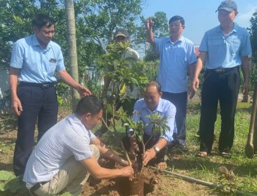 Hội đồng họ Tạ huyện Hưng Hà: dự lễ khánh thành nhà thờ họ Tạ nhánh 2 – chi 2 – họ Tạ thôn Vũ Thôn – xã Cộng Hoà – huyện Hưng Hà – tỉnh Thái Bình