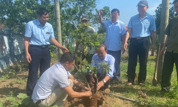 Hội đồng họ Tạ huyện Hưng Hà: dự lễ khánh thành nhà thờ họ Tạ nhánh 2 – chi 2 – họ Tạ thôn Vũ Thôn – xã Cộng Hoà – huyện Hưng Hà – tỉnh Thái Bình