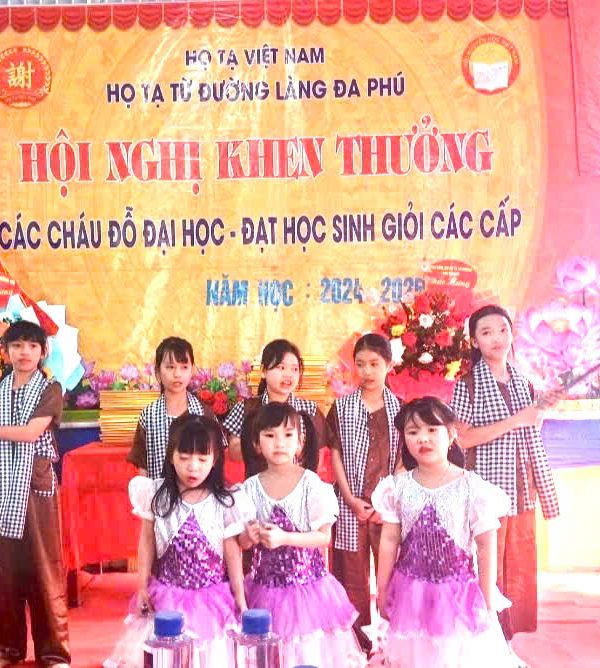 Xã Hưng Hà: Dòng họ Tạ vinh danh, trao thưởng 59 học sinh đỗ Đại học và học sinh giỏi các cấp