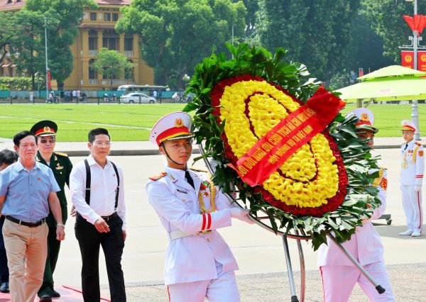 HỘI ĐỒNG HỌ TẠ VIỆT NAM TỔ CHỨC LỄ DÂNG HƯƠNG TƯỞNG NIỆM CÁC ANH HÙNG LIỆT SĨ